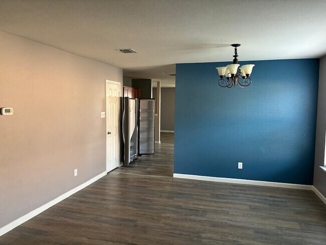 Building Photo - 4613 Mountain Oak St