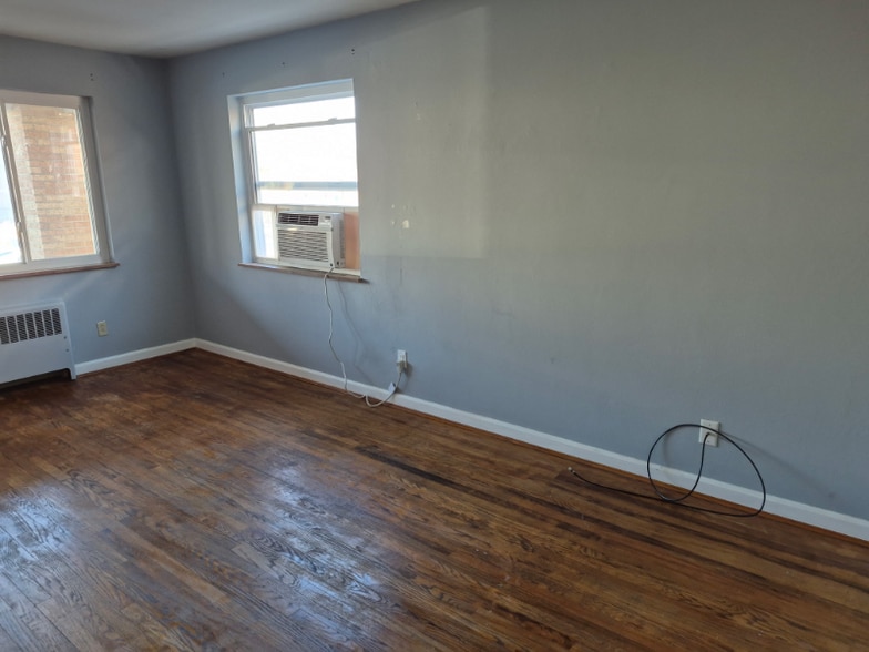 Building Photo - 3131 Mozart Ave