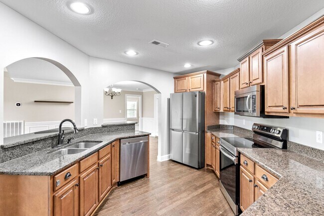 Building Photo - Pet Friendly Three Bedroom with Bonus!