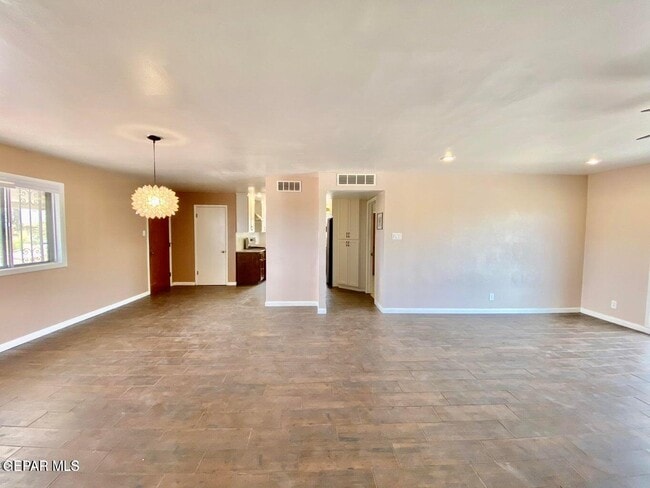 Building Photo - 3213 El Morro Rd