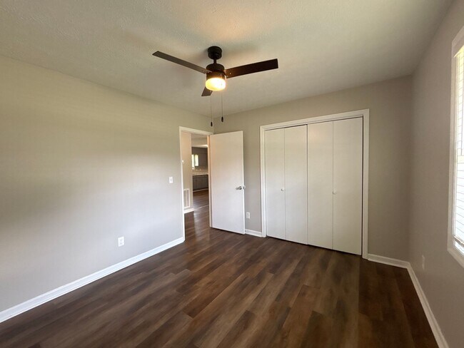 Building Photo - Charming 2 Bedroom Duplex in Manchester!