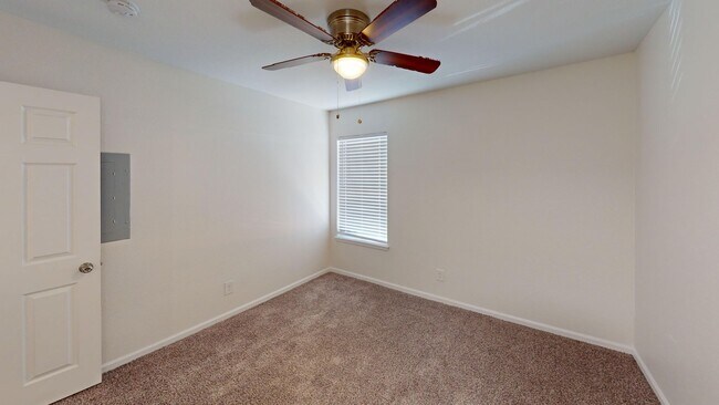 Building Photo - RARE & Beautiful 3 Bed 2 Bath with Tons of...