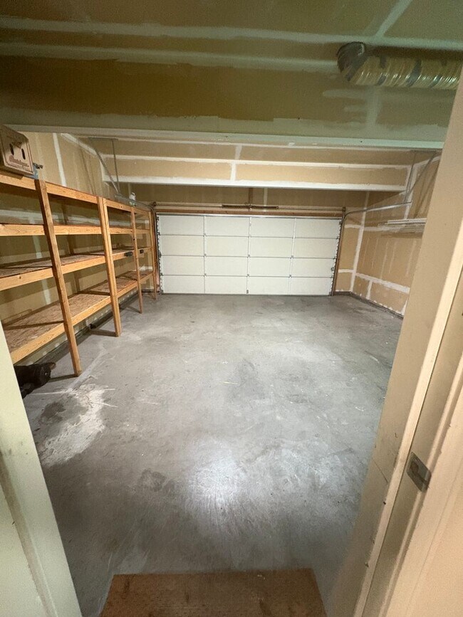 Building Photo - Reduced Rent!