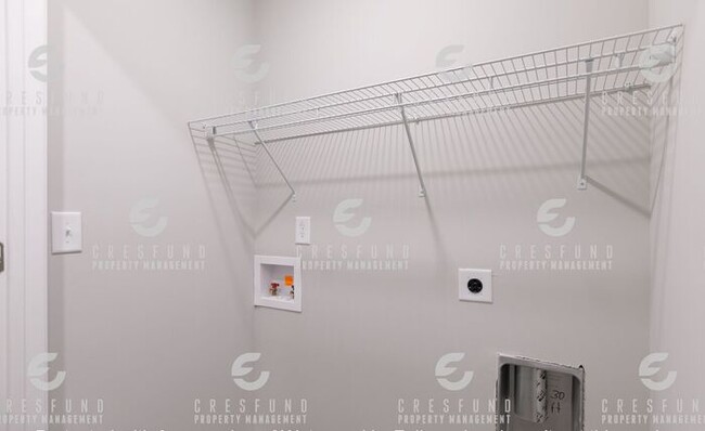 Building Photo - 2 Bedroom, 2 Bath - Like NEW and Available...