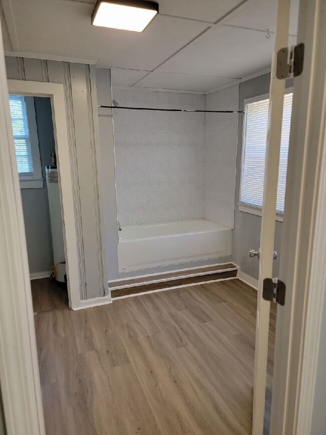 Building Photo - 937 W 6th St