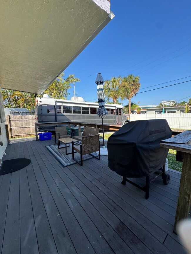 Building Photo - 256 E 24th St