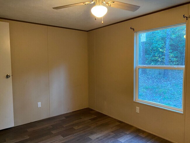 Building Photo - 2 Bedrooms, 2 Bathrooms - Home in Cedar Bluff!