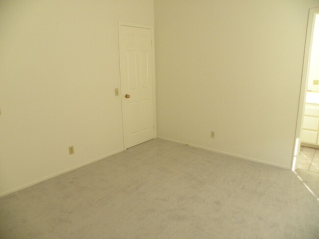 Building Photo - 2 Story Townhome Style 2 bedroom 2 bath