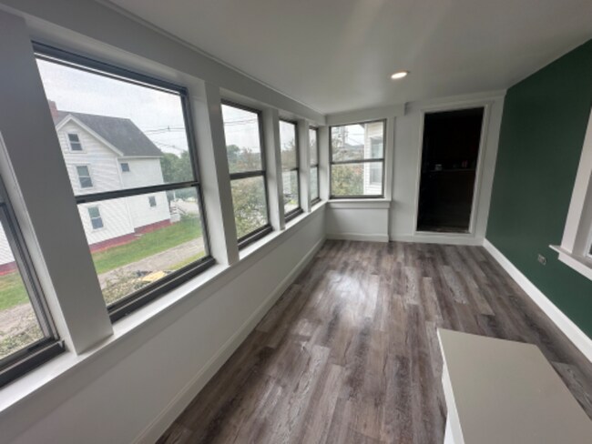 Building Photo - 56 Laurel St