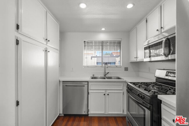 Building Photo - 3055 N Brea Blvd