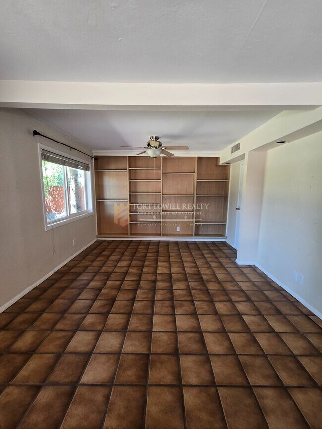 Building Photo - Vintage 3 Bedroom, 2 Bath Home with all the Modern Conveniences!