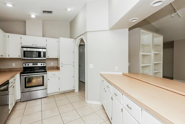 Building Photo - 2126 SW 14th Ave