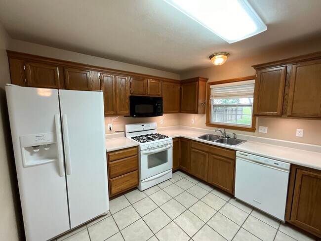 Building Photo - Beautiful Home on Private Setting
