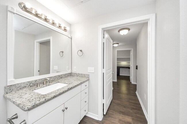 Building Photo - 3003 Memorial Ct