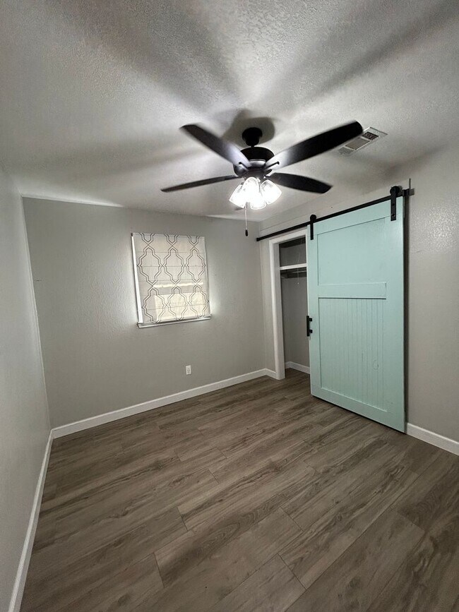 Building Photo - 112/114 W Tenth St. Vidalia