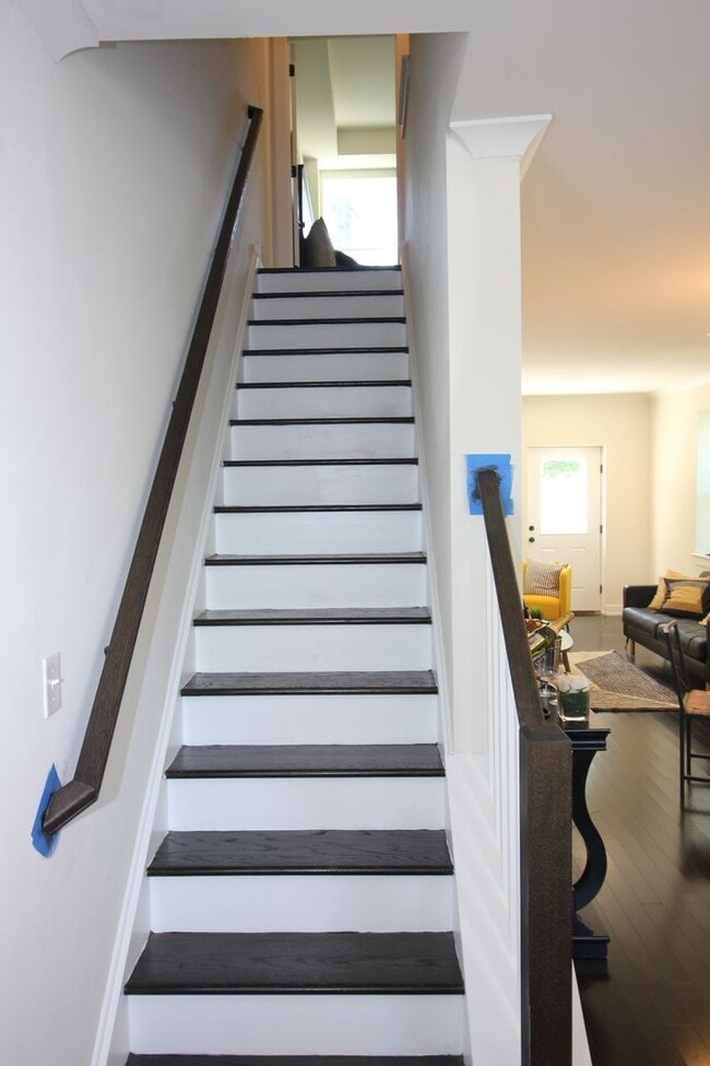 Building Photo - Lafayette Hill - 4 Bedroom 2.5 Bath Twin - HW - Granite - Great Location