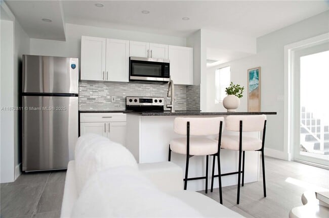 Building Photo - 4051 N Ocean Dr
