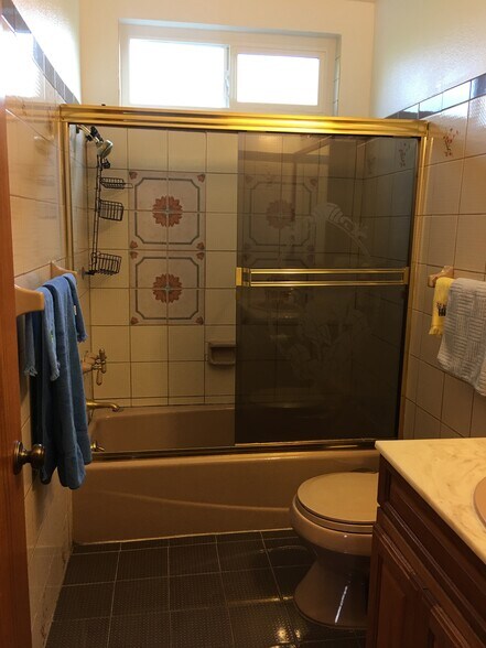 Bathroom - 1827 Greenfield Ave