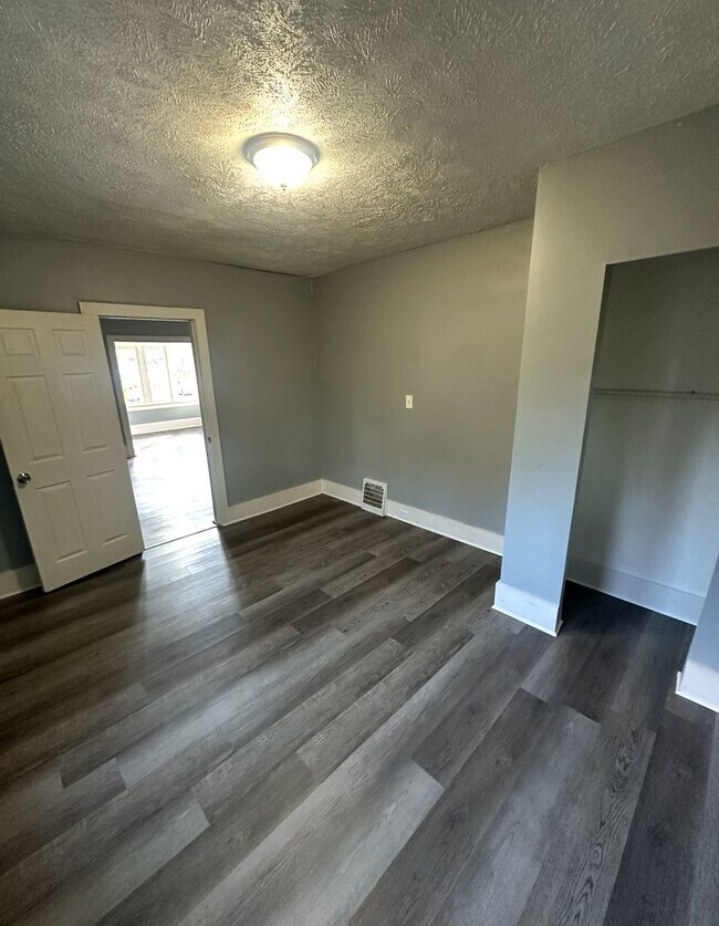 Building Photo - 4 Bed / 1 Bath Updated Floors & First-Floor Bedroom!