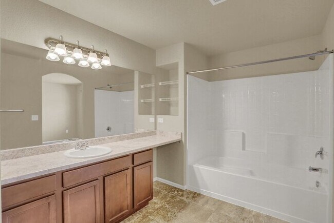 Building Photo - Move-In Ready Townhome | $1,000 Off First ...