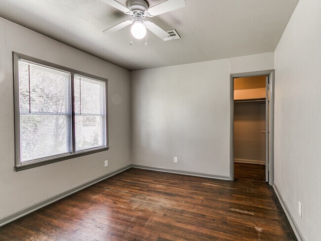 Building Photo - 302 Russell Dr