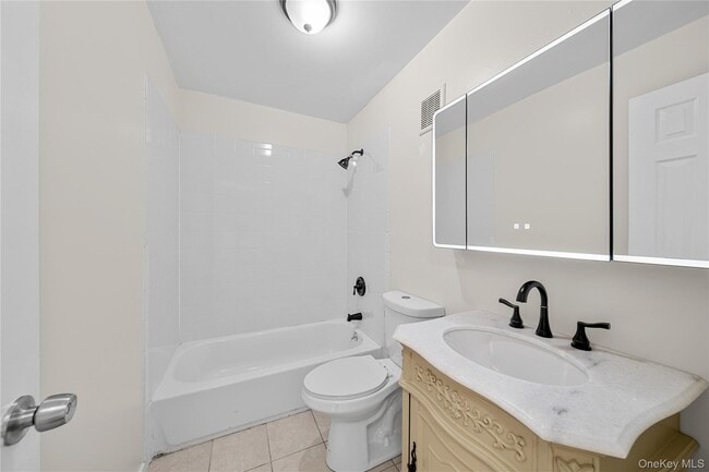 Building Photo - 410 Jericho Tpke