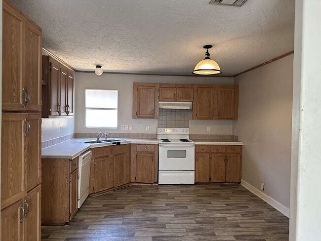 Building Photo - 11919 Kingslake Forest Dr