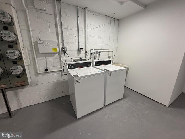 Building Photo - 2754 Hollywood Rd