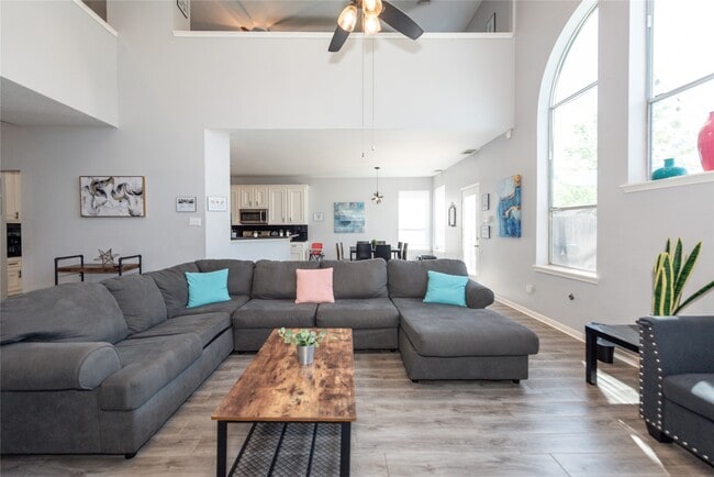 Building Photo - 10815 Oak Bayou Ln