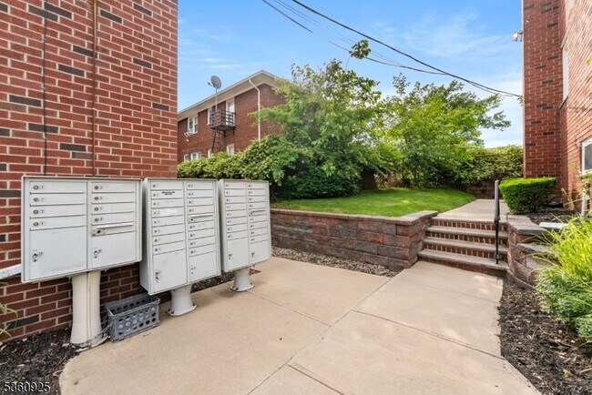 Building Photo - 482 Joralemon St