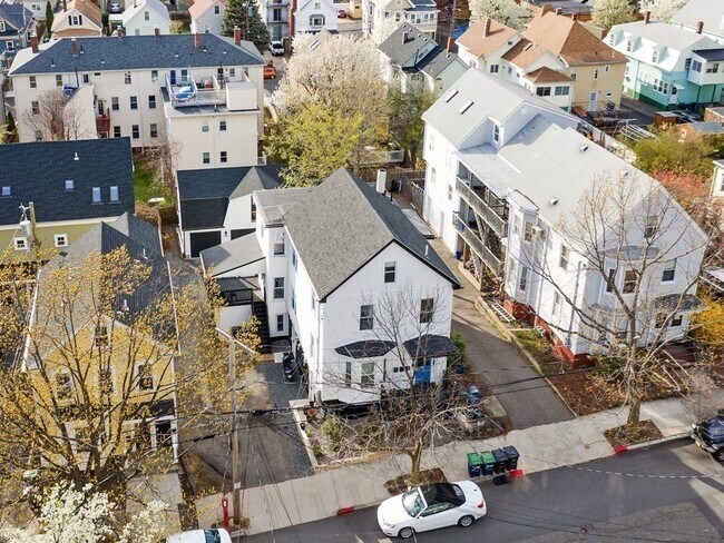 Building Photo - 30 Putnam St