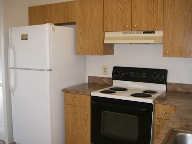 Building Photo - MOVE IN NOW! Orlando- off Dean Rd-2BR/2BA Duplex with fenced in yard. Lawn care included!!Has was...