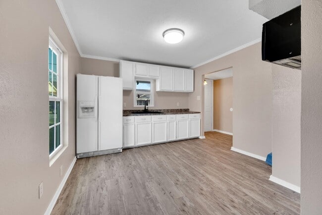 Building Photo - 418 E Avenue F