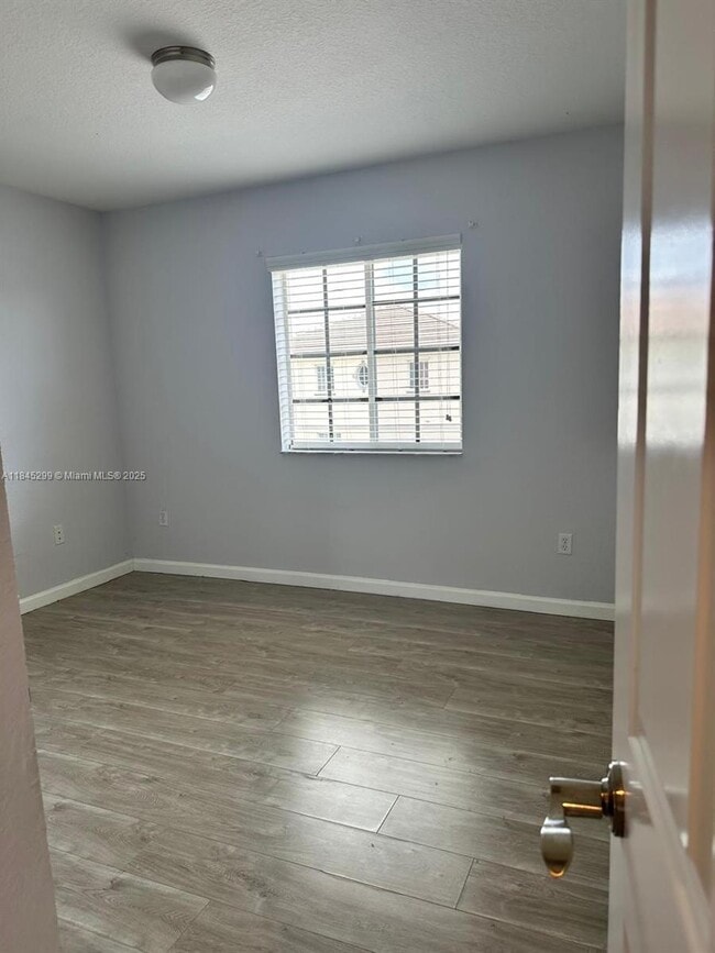 Building Photo - 2041 Nassau Dr