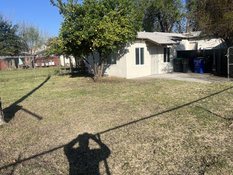 Building Photo - 907 W 27th St