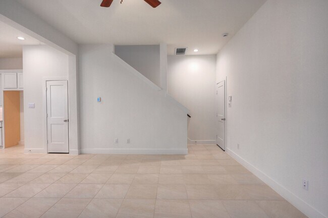 Building Photo - 1535 Crystal Stream Dr