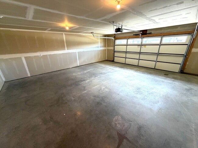 Building Photo - Single Level 3 Bed / 2 bath Home; Pet Friendly, Fenced back yard, Double car Garage