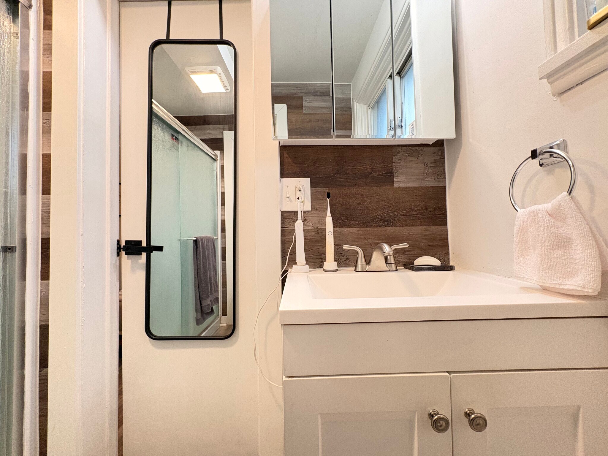 Building Photo - 5737 Hobart St