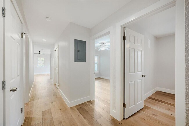 Building Photo - 5503 Wellington Dr