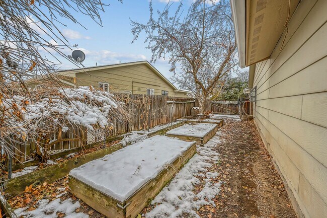 Building Photo - 3-bedroom 2-bathroom home with fenced back...