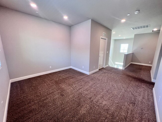 Building Photo - $2,795 Leonard & Gettysburg, 3 Bedroom 2.5...
