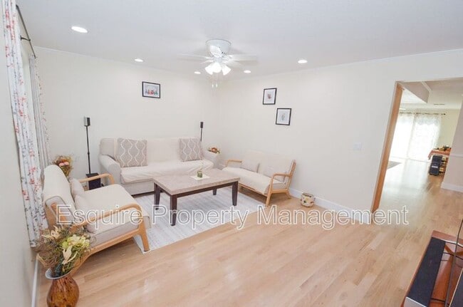 Building Photo - 279 Maple Rd