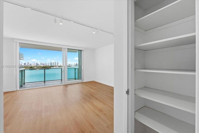 Building Photo - 1000 West Ave