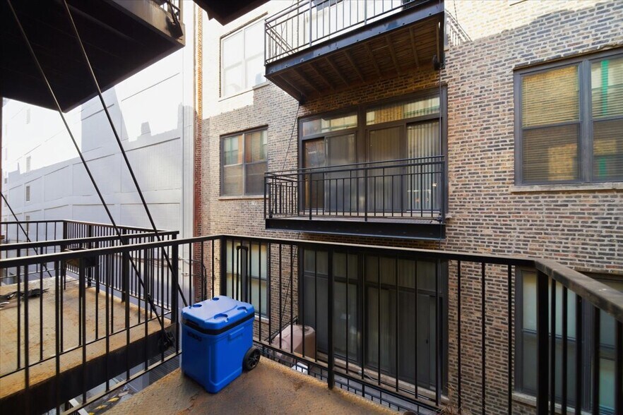 Building Photo - 420 W Ontario St