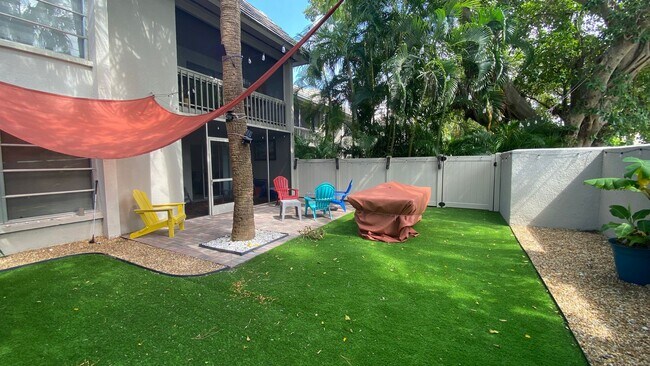 Building Photo - Charming 2/2 Seasonal Rental in Sarasota –...