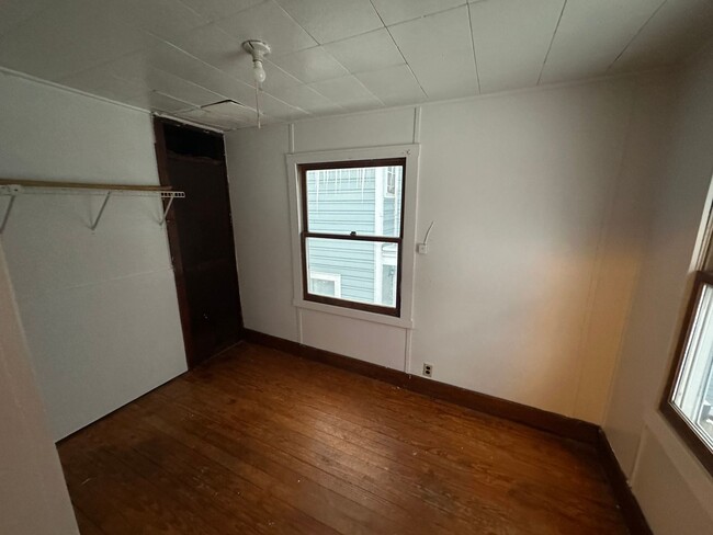 Building Photo - 416 Oak St- 4/5 Bedroom Duplex near WMU Ca...