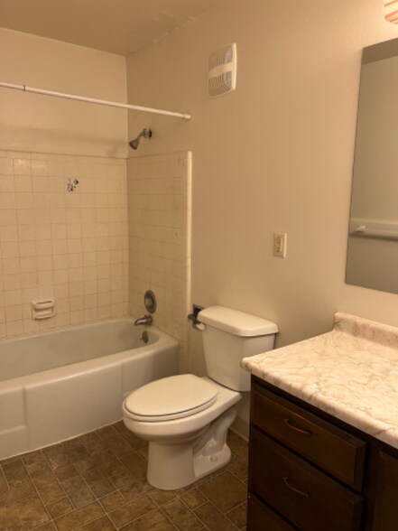 Building Photo - 245 W 200 S