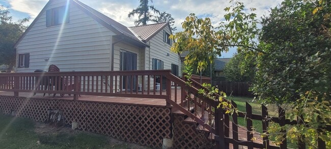 Building Photo - Adorable 2 bedroom charming home on Whitef...