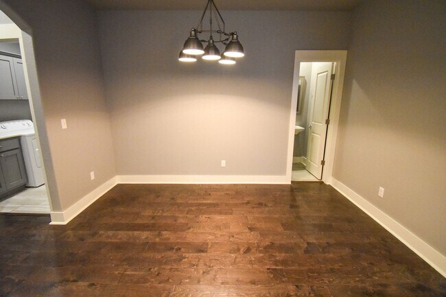 Building Photo - Stunning 3 Bedroom, 2.5 Bathroom Home in F...