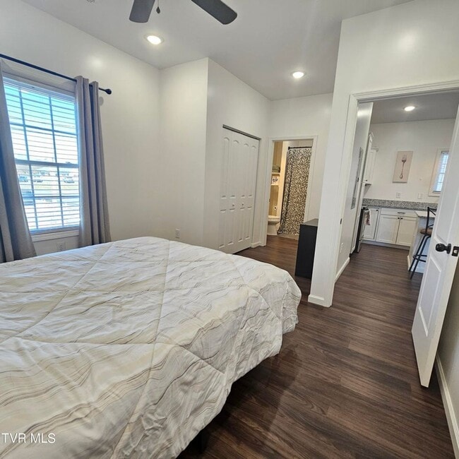 Building Photo - Modern 2-bedroom, 2 bathroom apartment convienent location